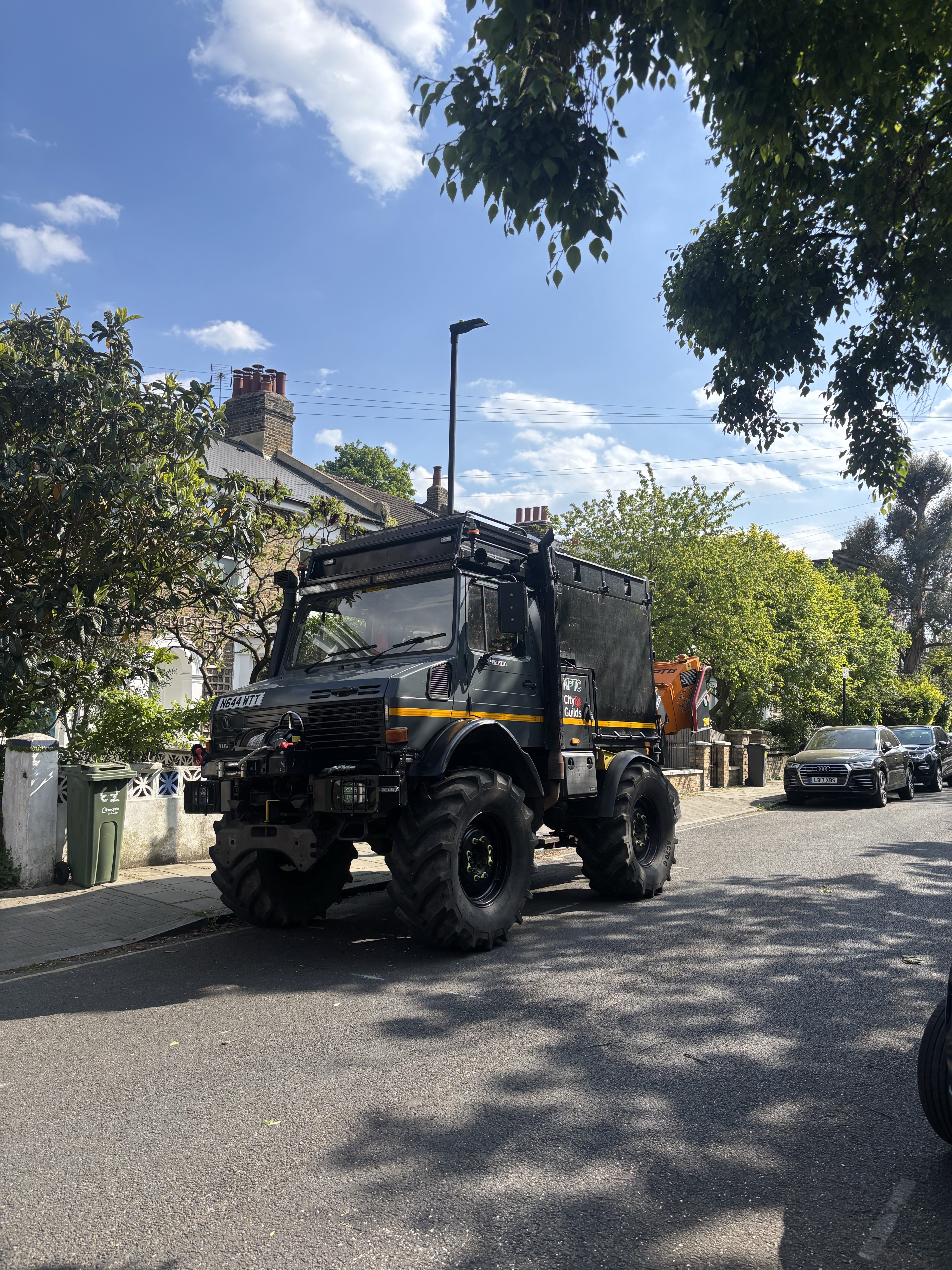 Unimog 1600 on London residential street